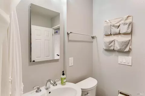 Bath - 1034 Caldwell Ave, Vallejo, CA 94591 photo 2 of 4