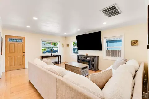 Living - 1034 Caldwell Ave, Vallejo, CA 94591 photo 2 of 3