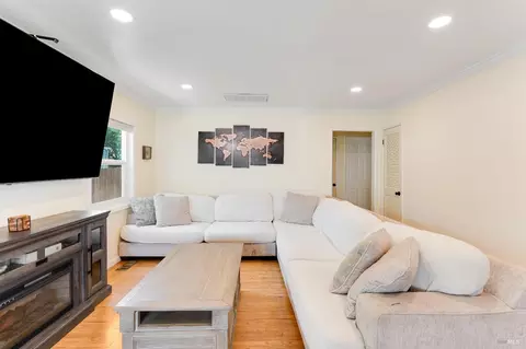 Living - 1034 Caldwell Ave, Vallejo, CA 94591 photo 3 of 3