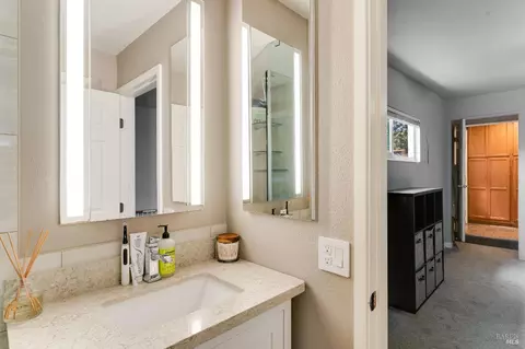 Bath - 1034 Caldwell Ave, Vallejo, CA 94591 photo 4 of 4