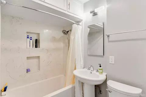 Bath - 1034 Caldwell Ave, Vallejo, CA 94591 photo 1 of 4