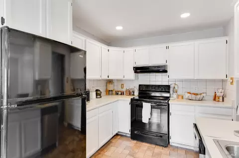 Kitchen - 1034 Caldwell Ave, Vallejo, CA 94591 photo 3 of 5