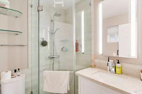 Bath - 1034 Caldwell Ave, Vallejo, CA 94591 photo 3 of 4