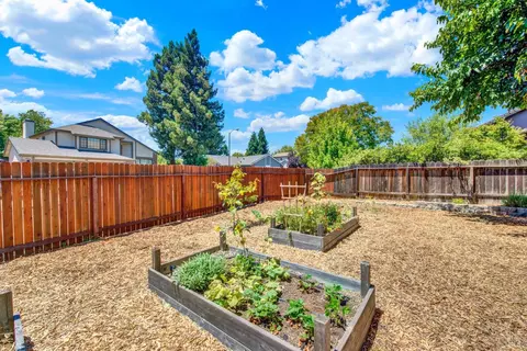 Exterior - 1034 Hickory Ave, Fairfield, CA 94533 photo 11 of 18