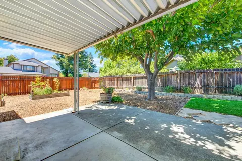 Exterior - 1034 Hickory Ave, Fairfield, CA 94533 photo 6 of 18