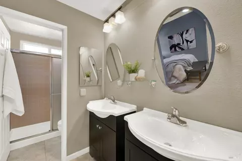 Bath - 1034 Hickory Ave, Fairfield, CA 94533 photo 1 of 3