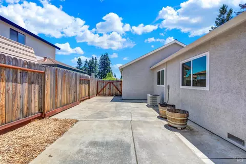 Exterior - 1034 Hickory Ave, Fairfield, CA 94533 photo 14 of 18