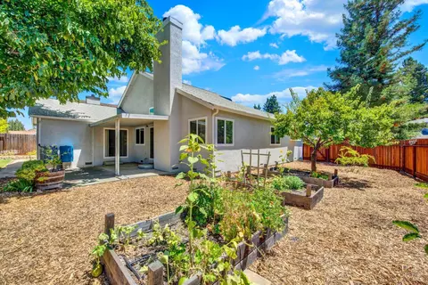 Exterior - 1034 Hickory Ave, Fairfield, CA 94533 photo 9 of 18
