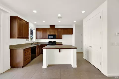 Kitchen - 342 Tilden Cir, Vacaville, CA 95688 photo 4 of 5