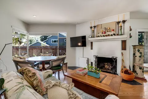 Living - 1537 Ora Dr, Napa, CA 94559 photo 3 of 4