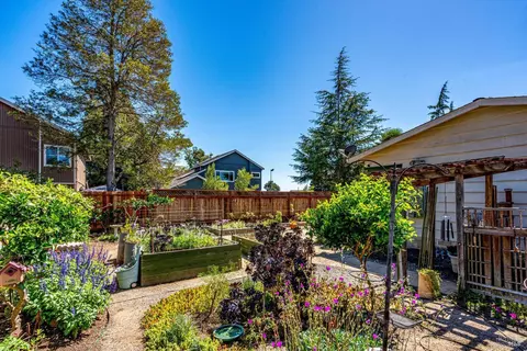 Exterior - 1537 Ora Dr, Napa, CA 94559 photo 25 of 33