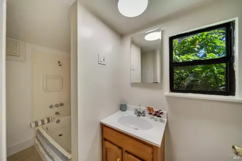 Bath - 1614 Russell St, Berkeley, CA 94703 photo 3 of 5