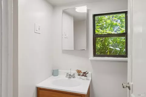 Bath - 1614 Russell St, Berkeley, CA 94703 photo 4 of 5