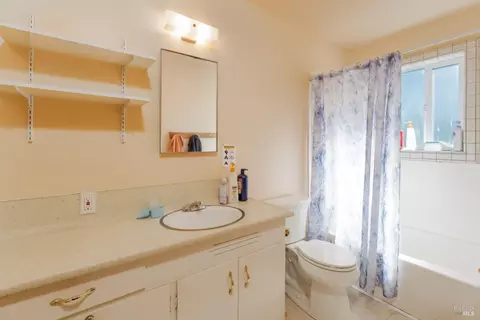 Bath - 119 Doolan Dr, Ukiah, CA 95482 photo 2 of 3