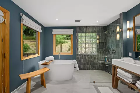 Bath - 2585 Marra Rd, Occidental, CA 95465 photo 3 of 7