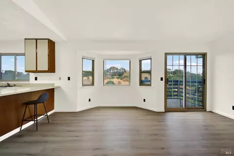 Living - 143 Creekview Dr, Vallejo, CA 94591 photo 5 of 9
