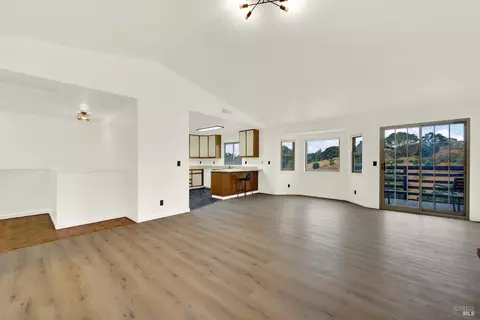 Living - 143 Creekview Dr, Vallejo, CA 94591 photo 4 of 9