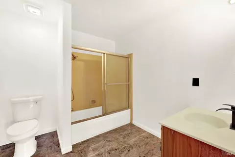 Bath - 143 Creekview Dr, Vallejo, CA 94591 photo 2 of 4