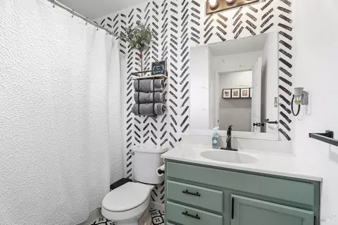 Bath - 1440 Harrah Pl, Willits, CA 95490 photo 1 of 2