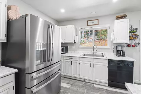 Kitchen - 1440 Harrah Pl, Willits, CA 95490 photo 3 of 3