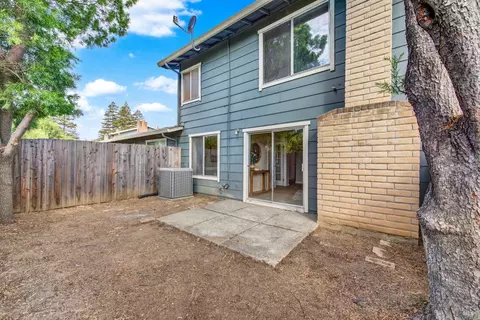 Exterior - 2819 Sundown Cir, Fairfield, CA 94533 photo 4 of 9