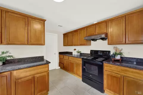 Kitchen - 2819 Sundown Cir, Fairfield, CA 94533 photo 6 of 8