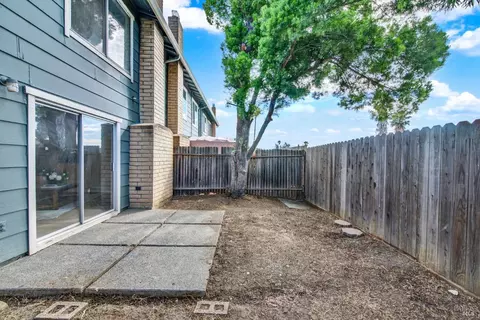 Exterior - 2819 Sundown Cir, Fairfield, CA 94533 photo 7 of 9