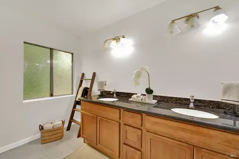 Bath - 2819 Sundown Cir, Fairfield, CA 94533 photo 2 of 5