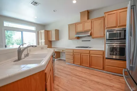 Kitchen - 613 Edenderry Dr, Vacaville, CA 95688 photo 5 of 5