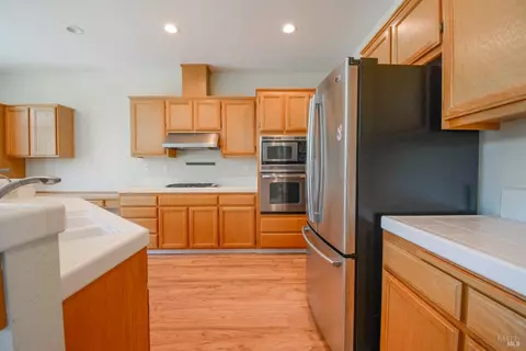 Kitchen - 613 Edenderry Dr, Vacaville, CA 95688 photo 4 of 5