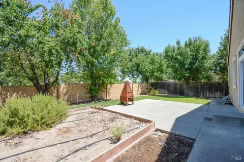 Exterior - 613 Edenderry Dr, Vacaville, CA 95688 photo 4 of 7