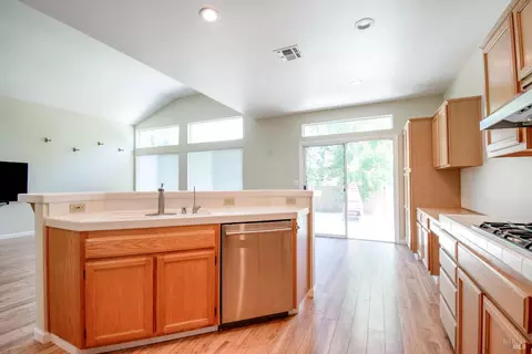 Kitchen - 613 Edenderry Dr, Vacaville, CA 95688 photo 3 of 5