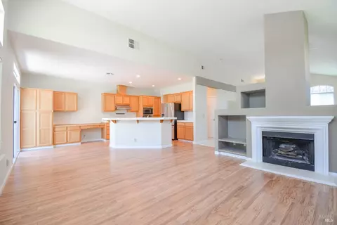 Living - 613 Edenderry Dr, Vacaville, CA 95688 photo 6 of 8