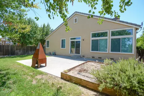 Exterior - 613 Edenderry Dr, Vacaville, CA 95688 photo 5 of 7