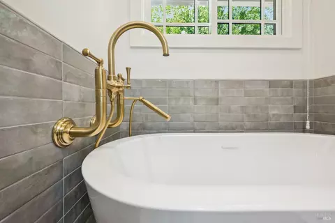 Bath - 685 Vischer Ct, Sonoma, CA 95476 photo 4 of 6