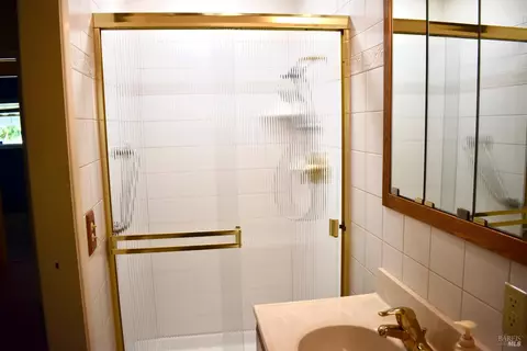 Bath - 735 Tobin Dr, Vallejo, CA 94589 photo 2 of 2