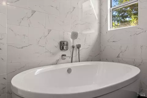 Bath - 316 Windflower Ct, Windsor, CA 95492 photo 8 of 12