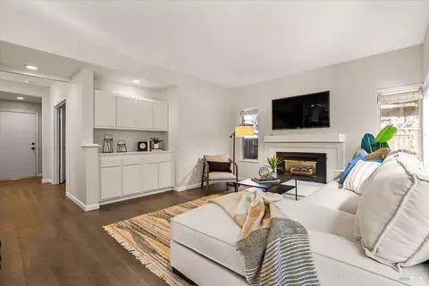 Living - 316 Windflower Ct, Windsor, CA 95492 photo 3 of 6