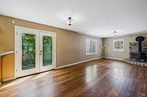 Living - 1550 Chabot Ct, Eureka, CA 95503 photo 3 of 6