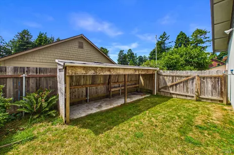 Exterior - 1550 Chabot Ct, Eureka, CA 95503 photo 9 of 10