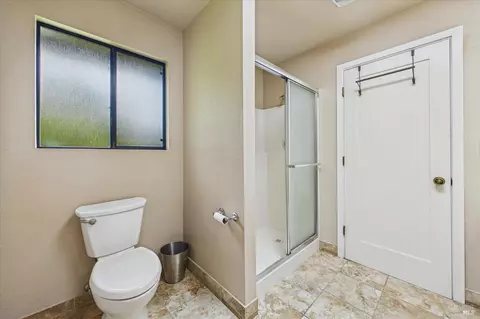 Bath - 1550 Chabot Ct, Eureka, CA 95503 photo 5 of 6