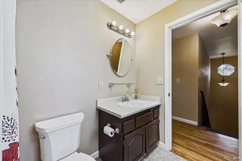 Bath - 1550 Chabot Ct, Eureka, CA 95503 photo 3 of 6