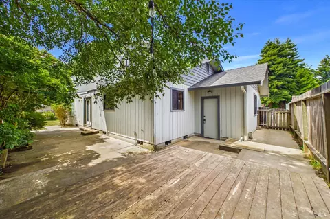 Exterior - 1550 Chabot Ct, Eureka, CA 95503 photo 6 of 10
