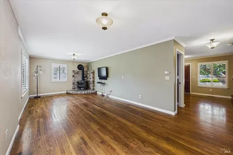 Living - 1550 Chabot Ct, Eureka, CA 95503 photo 2 of 6