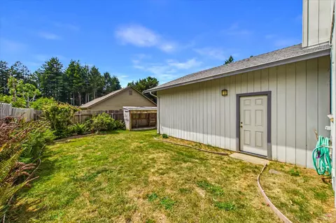 Exterior - 1550 Chabot Ct, Eureka, CA 95503 photo 7 of 10