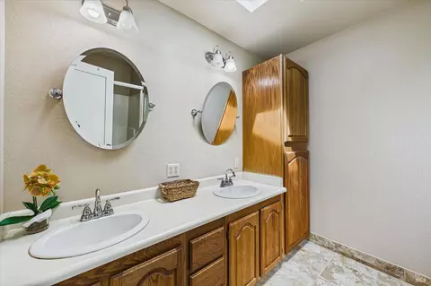 Bath - 1550 Chabot Ct, Eureka, CA 95503 photo 4 of 6