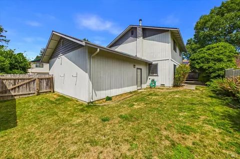 Exterior - 1550 Chabot Ct, Eureka, CA 95503 photo 8 of 10