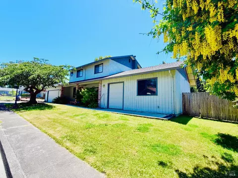 Exterior - 1550 Chabot Ct, Eureka, CA 95503 photo 2 of 10