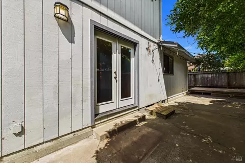 Exterior - 1550 Chabot Ct, Eureka, CA 95503 photo 5 of 10