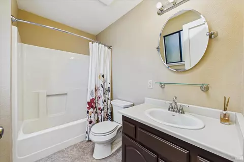 Bath - 1550 Chabot Ct, Eureka, CA 95503 photo 2 of 6